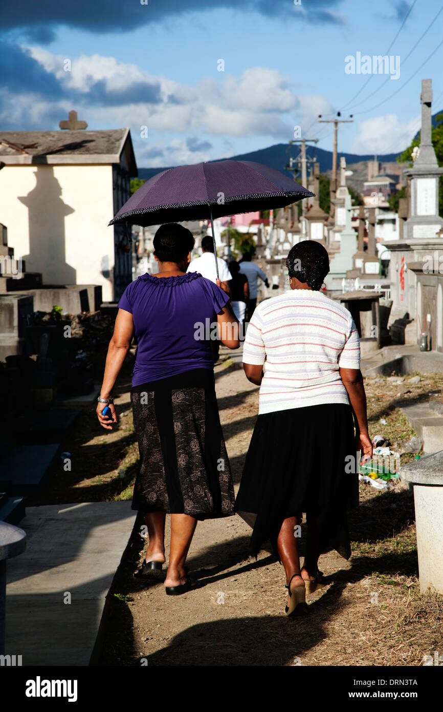 Donna con parasole al cimitero Isola Maurizio Foto Stock