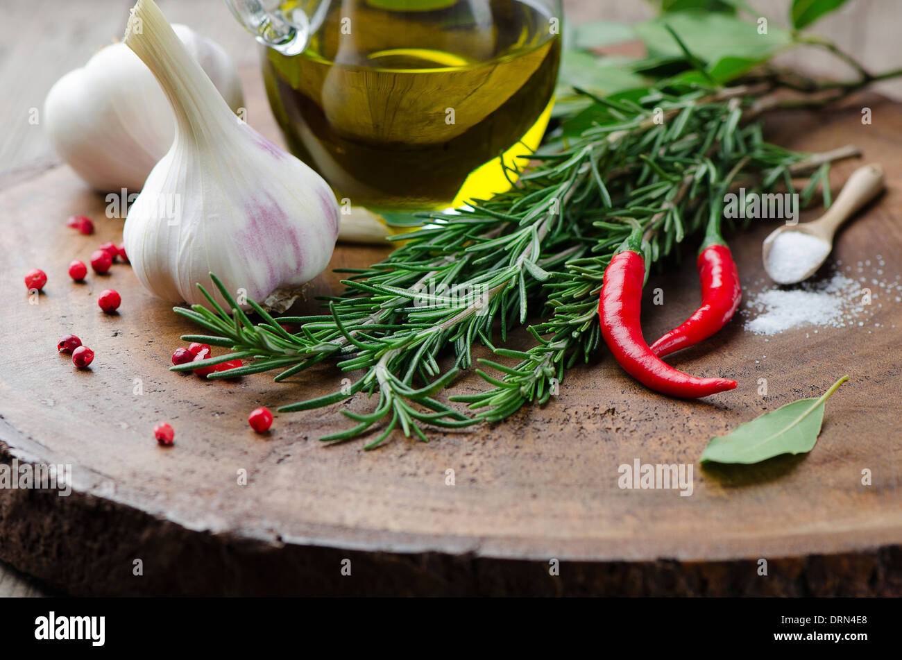 Freschi ingredienti di cucina con olio d'oliva Foto Stock