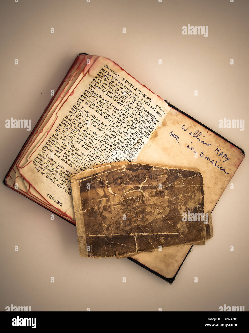 Aprire il servizio attivo testamento 1914 con una vecchia fotografia di membri del reggimento di Manchester e una nota manoscritta Foto Stock