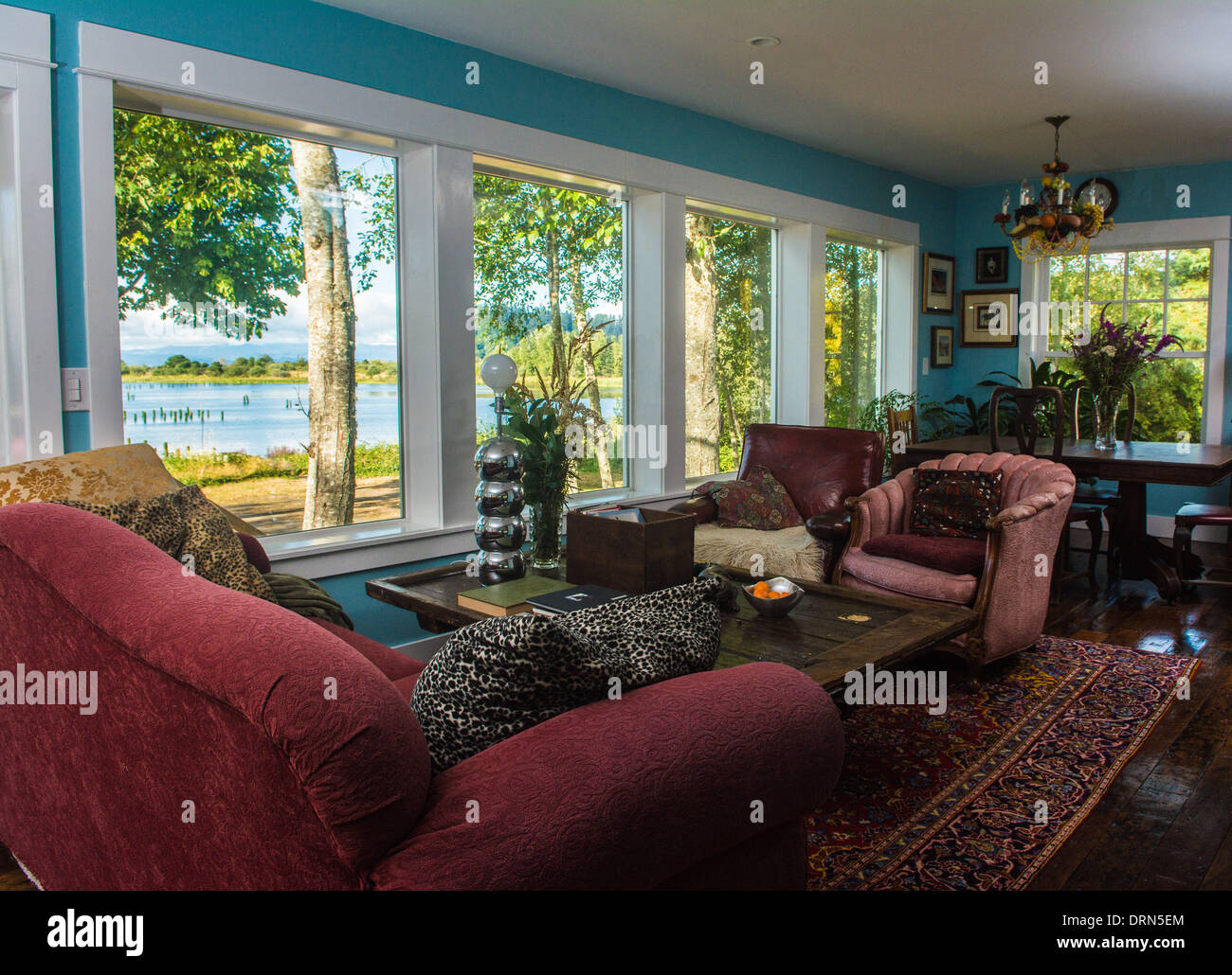 Foto di un soggiorno in una casa sul fiume Columbia, Astoria, Oregon, Stati Uniti d'America Foto Stock