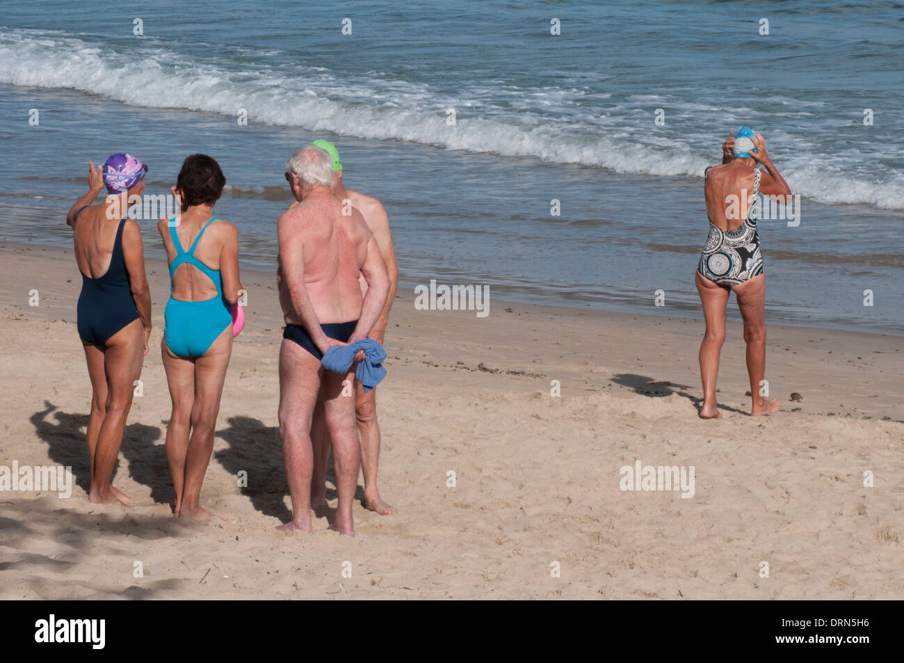 Fare tutto da soli: Australian seniors sulla spiaggia a Mooloolaba, Sunshine Coast Foto Stock