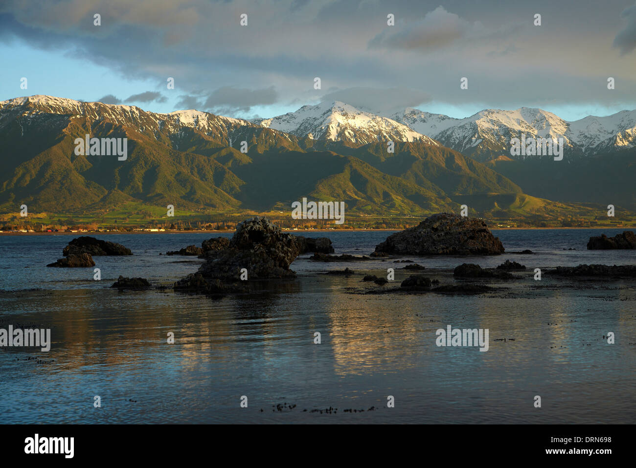 Presto luce su Kaikoura Seaward gamme, Kaikoura, Isola del Sud, Nuova Zelanda Foto Stock