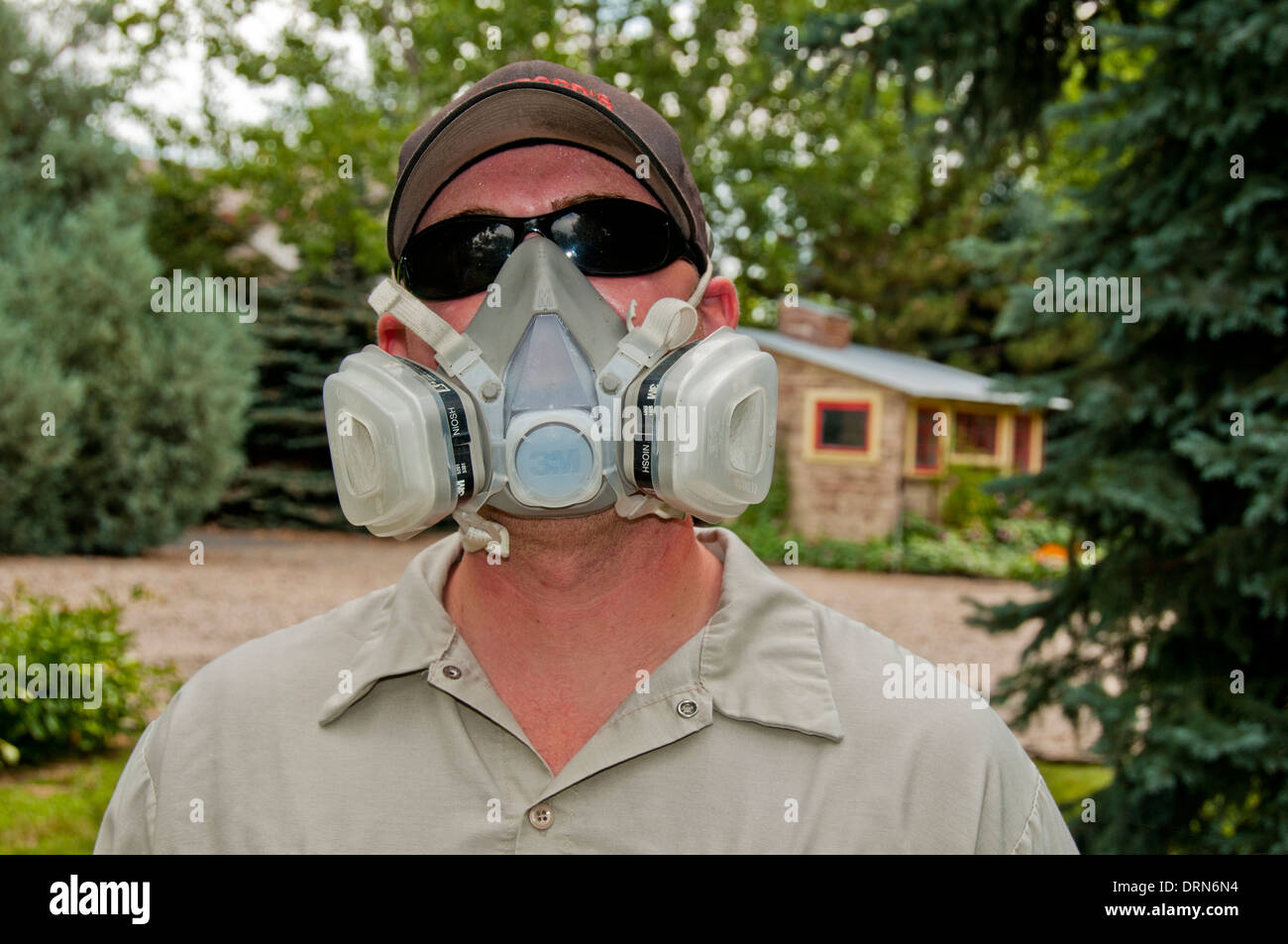 Antiparassitario/applicatore di insetticida di indossare la maschera protettiva Foto Stock