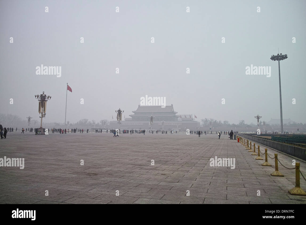 Piazza Tiananmen avvolta in una fitta nebbia e haze, Pechino Foto Stock