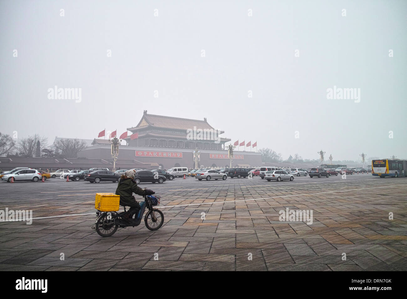 Un sacco di pass auto da piazza Tiananmen torre in una fitta nebbia e haze, Pechino Foto Stock