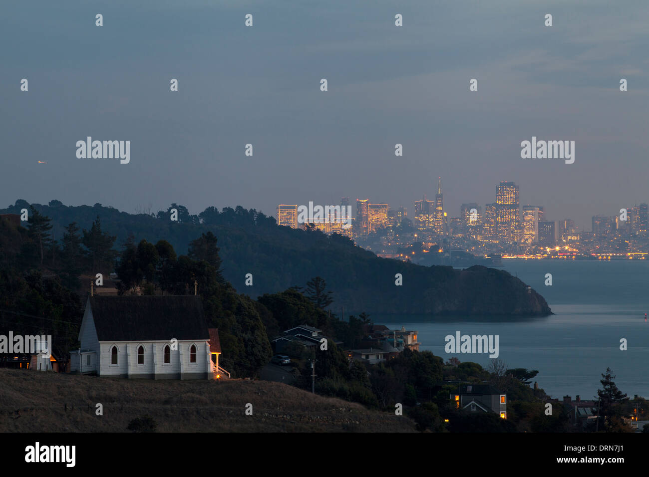 Sant'Ilario chiesa con San Francisco vista in background, Tiburon, California, Stati Uniti d'America. Foto Stock