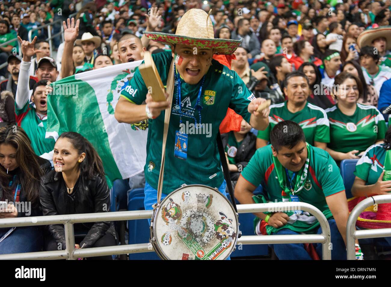 San Antonio, Texas, Stati Uniti d'America. 29 gen 2014. Un messicano squadra nazionale fan bangs sul tamburo durante il gioco. Il messicano del team nazionale ha sconfitto la Corea del Sud 4-0 in un amichevole internazionale Mercoledì, 29 gennaio 2014 al Alamodome a San Antonio, Texas. Credito: Bahram Mark Sobhani/ZUMAPRESS.com/Alamy Live News Foto Stock