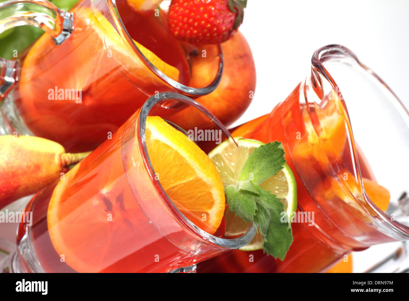 Frutta rinfrescante sangria in caraffa con diversi frutti solated su bianco Foto Stock