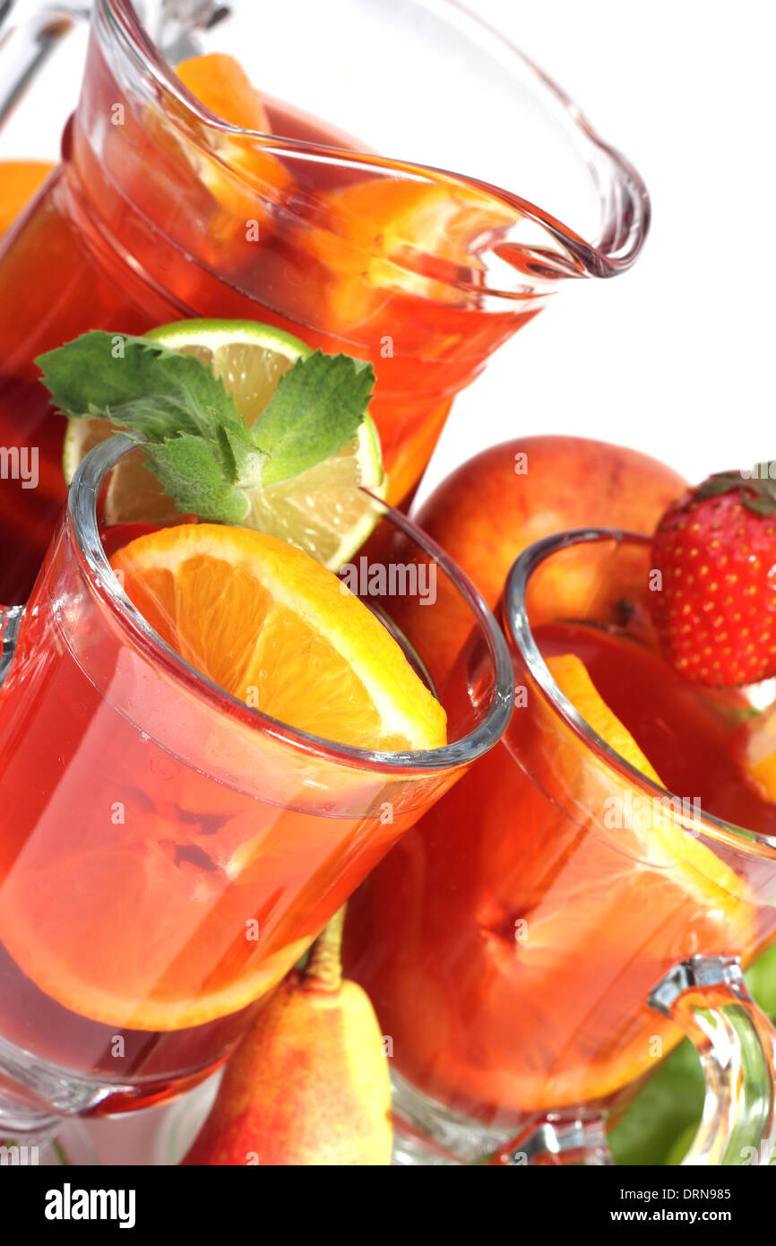 Frutta rinfrescante sangria in caraffa con diversi frutti solated su bianco Foto Stock