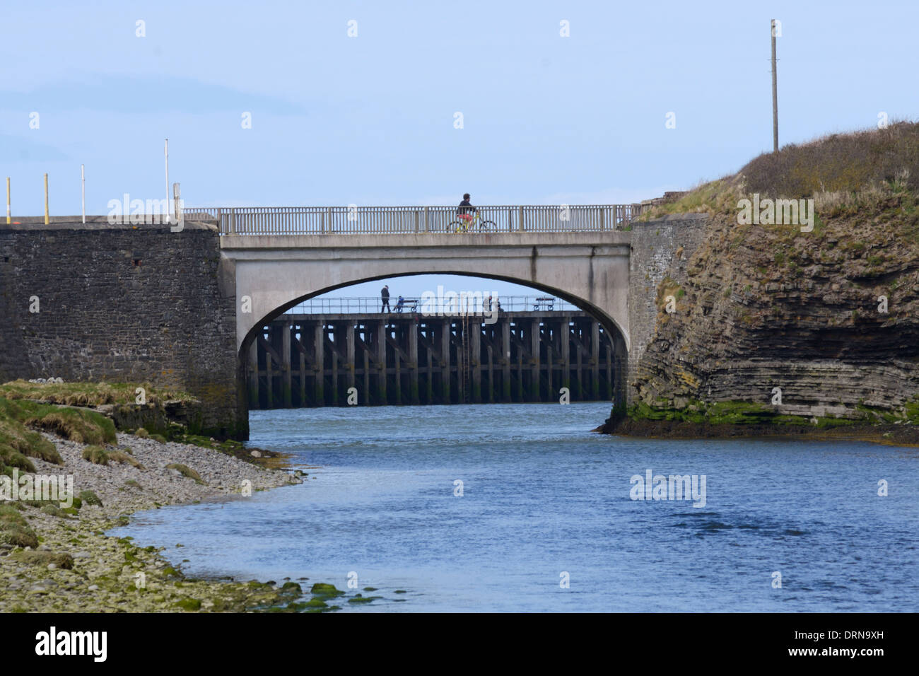 Ponte ad arco sul fiume Ystwyth alla confluenza con il fiume Rheidol in Aberystwyth Harbour, Wales, Regno Unito Foto Stock
