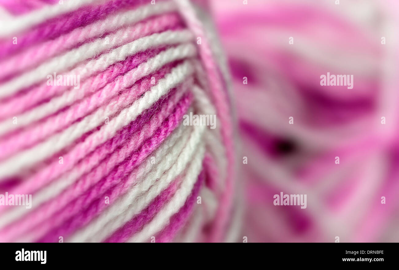 Una sfera di colore rosa e bianco Lana per maglieria Foto Stock