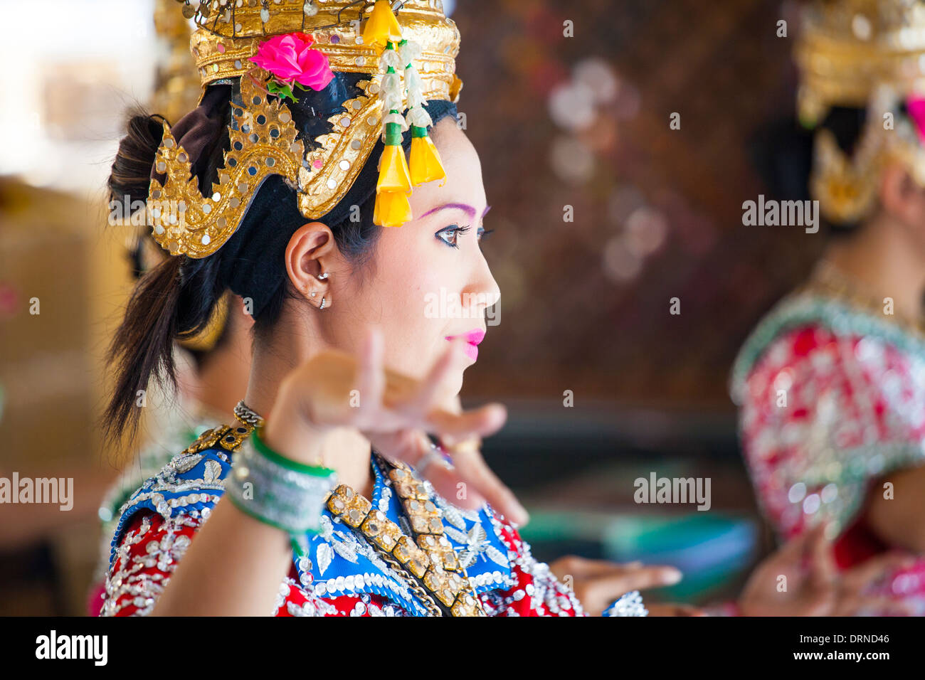 Danza tradizionale performer at Thao Maha Brahma Santuario nel centro cittadino di Bangkok, Thailandia Foto Stock