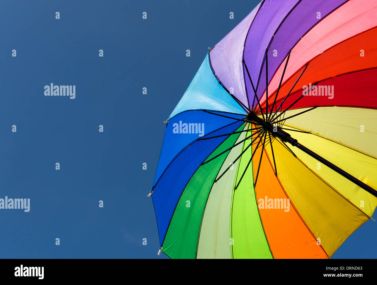 Rainbow ombrello colorati contro il cielo blu Foto Stock