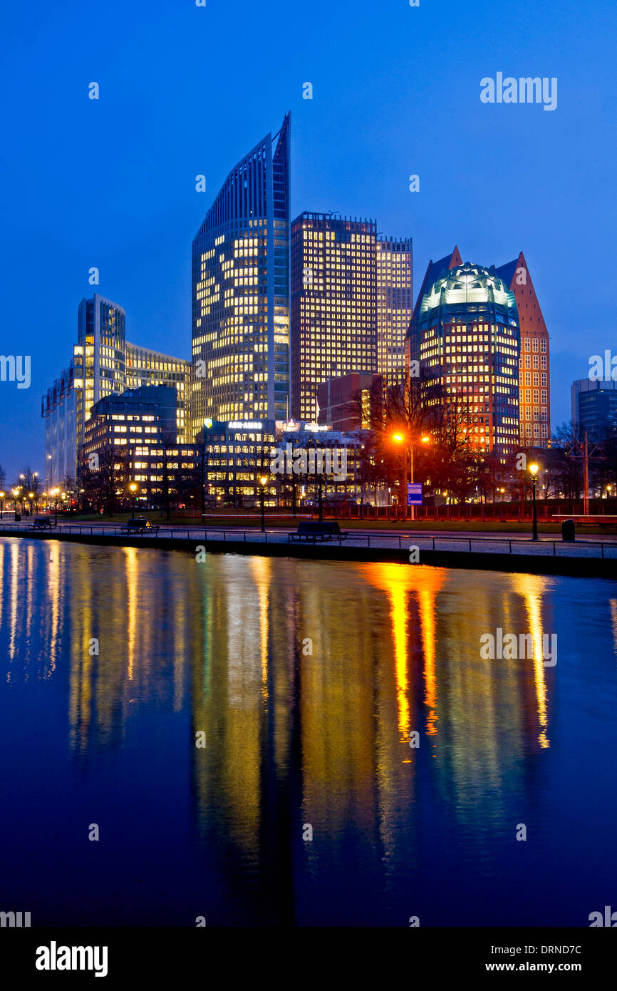 I Paesi Bassi. L'Aia per notte. Edifici governativi Foto Stock