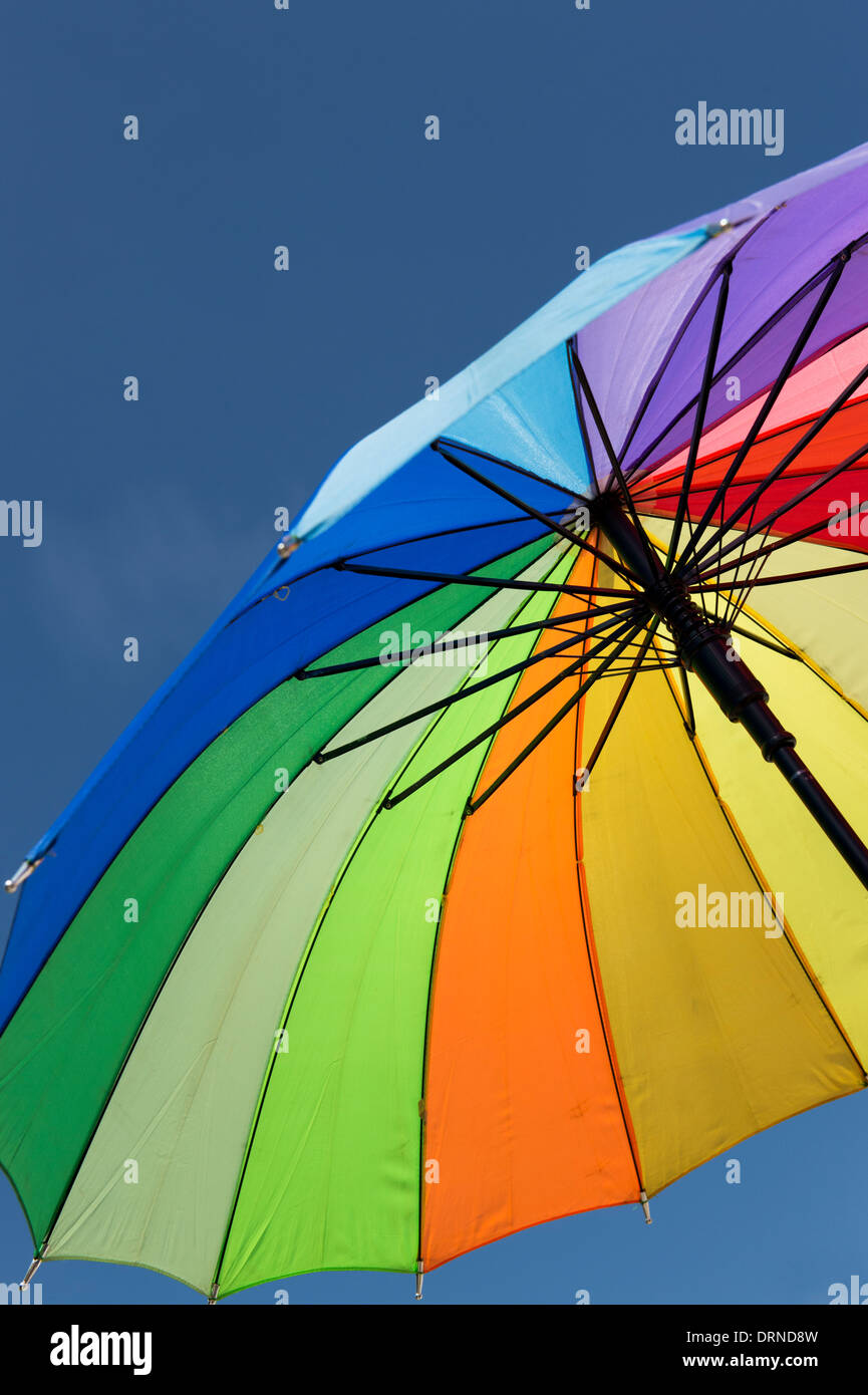 Rainbow ombrello colorati contro il cielo blu Foto Stock