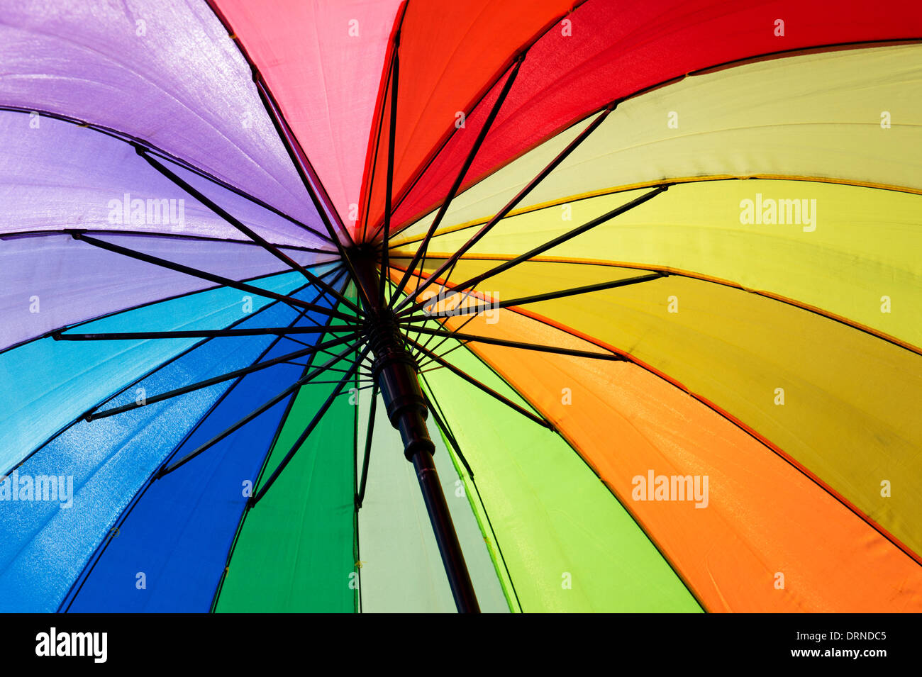 Rainbow ombrello colorati contro il cielo blu Foto Stock