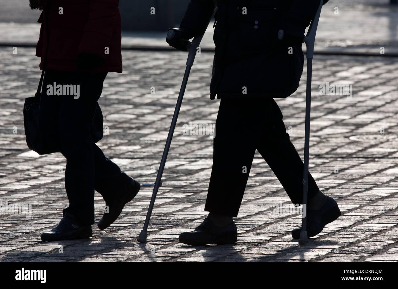 Rostock, Germania. 23 gen 2014. Persone anziane con bastoni da passeggio a piedi attraverso una strada nel centro della città di Rostock, Germania, 23 gennaio 2014. La commissione d'inchiesta di stato del Land Meclemburgo-Pomerania occidentale è stata di deliberare in merito alle conseguenze per quanto riguarda l'invecchiamento della popolazione in stato di Meclemburgo-Pomerania occidentale e vuole pubblicizzare una prima relazione preliminare entro la fine di marzo 2014. Foto: Jens Búettner/dpa/Alamy Live News Foto Stock