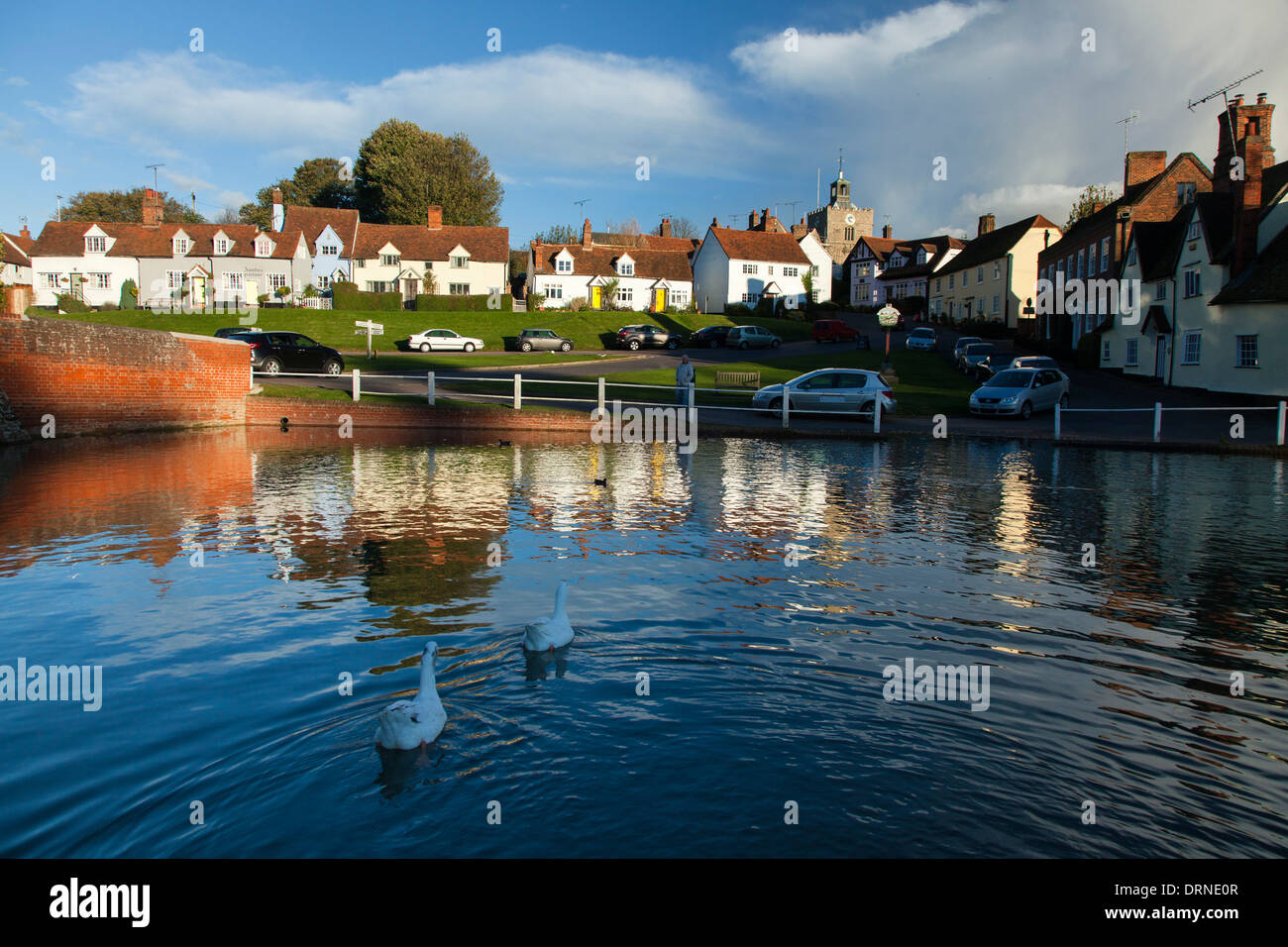 Duck Pond e cottage medievale nel villaggio di Finchingfield, Essex, Inghilterra. Foto Stock