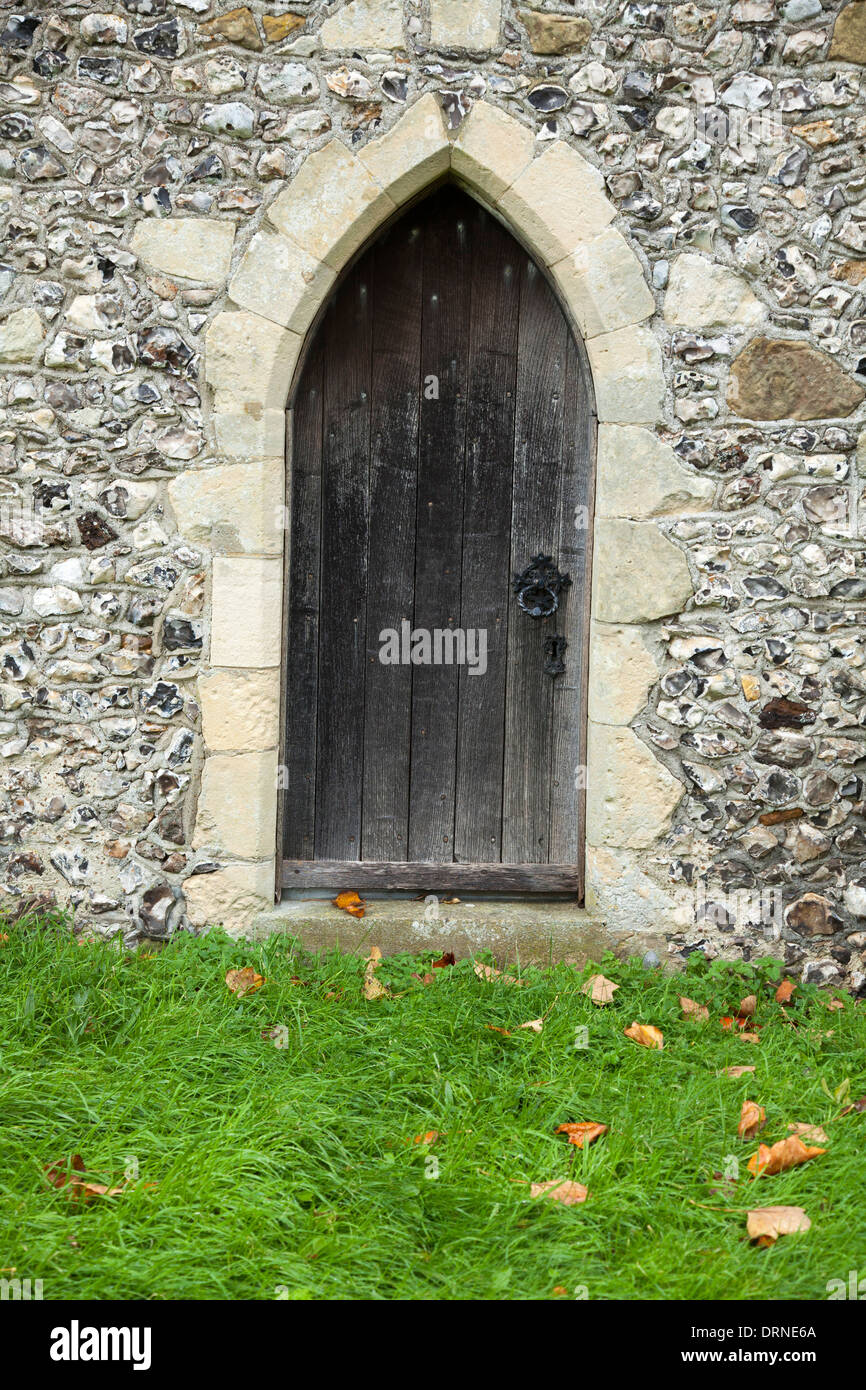 Porta di St Pancras chiesa che risale al XIII secolo, Kingston village, nella contea di Sussex, Inghilterra. Foto Stock