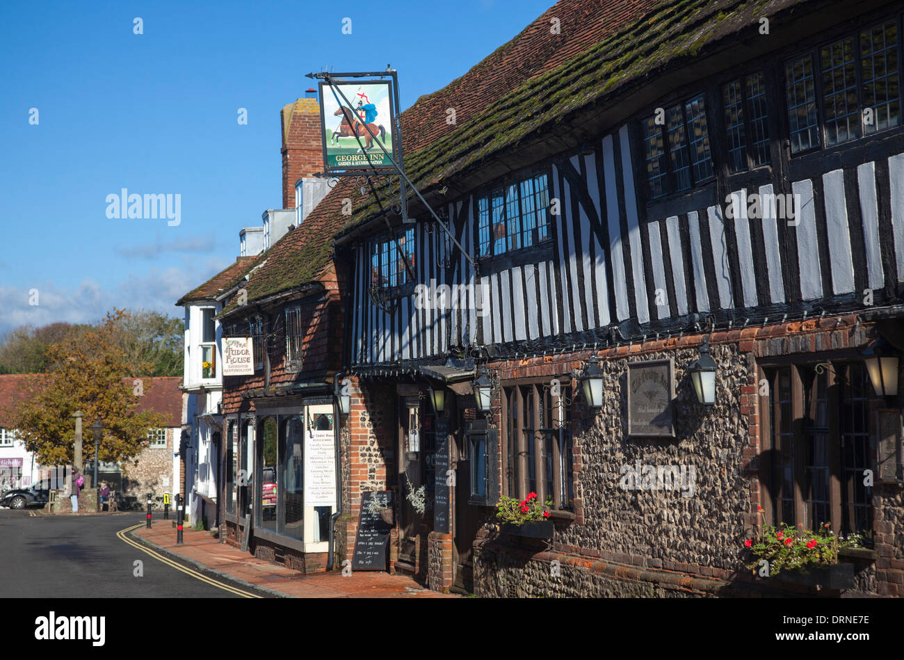 Il George Inn risale al XIV secolo, Alfriston village, nella contea di Sussex, Inghilterra. Foto Stock