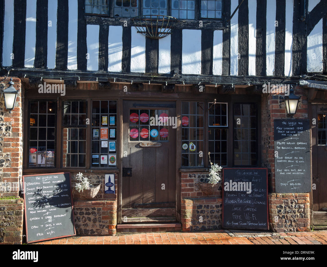 Ingresso al George Inn, un palazzo del XIV secolo pub in Alfriston village, nella contea di Sussex, Inghilterra. Foto Stock