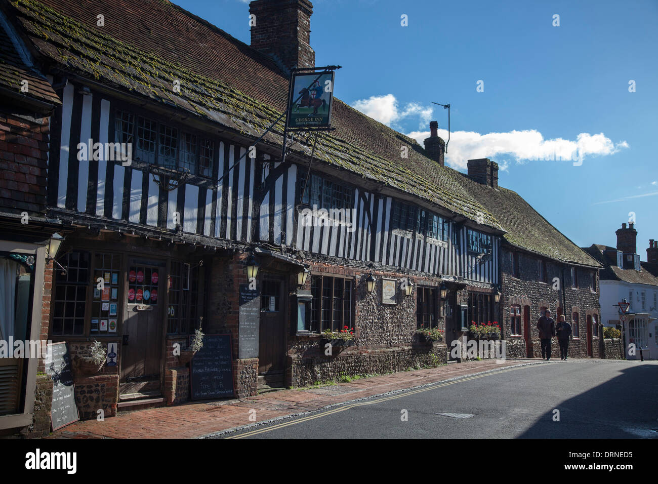 Il George Inn risale al XIV secolo, Alfriston village, nella contea di Sussex, Inghilterra. Foto Stock