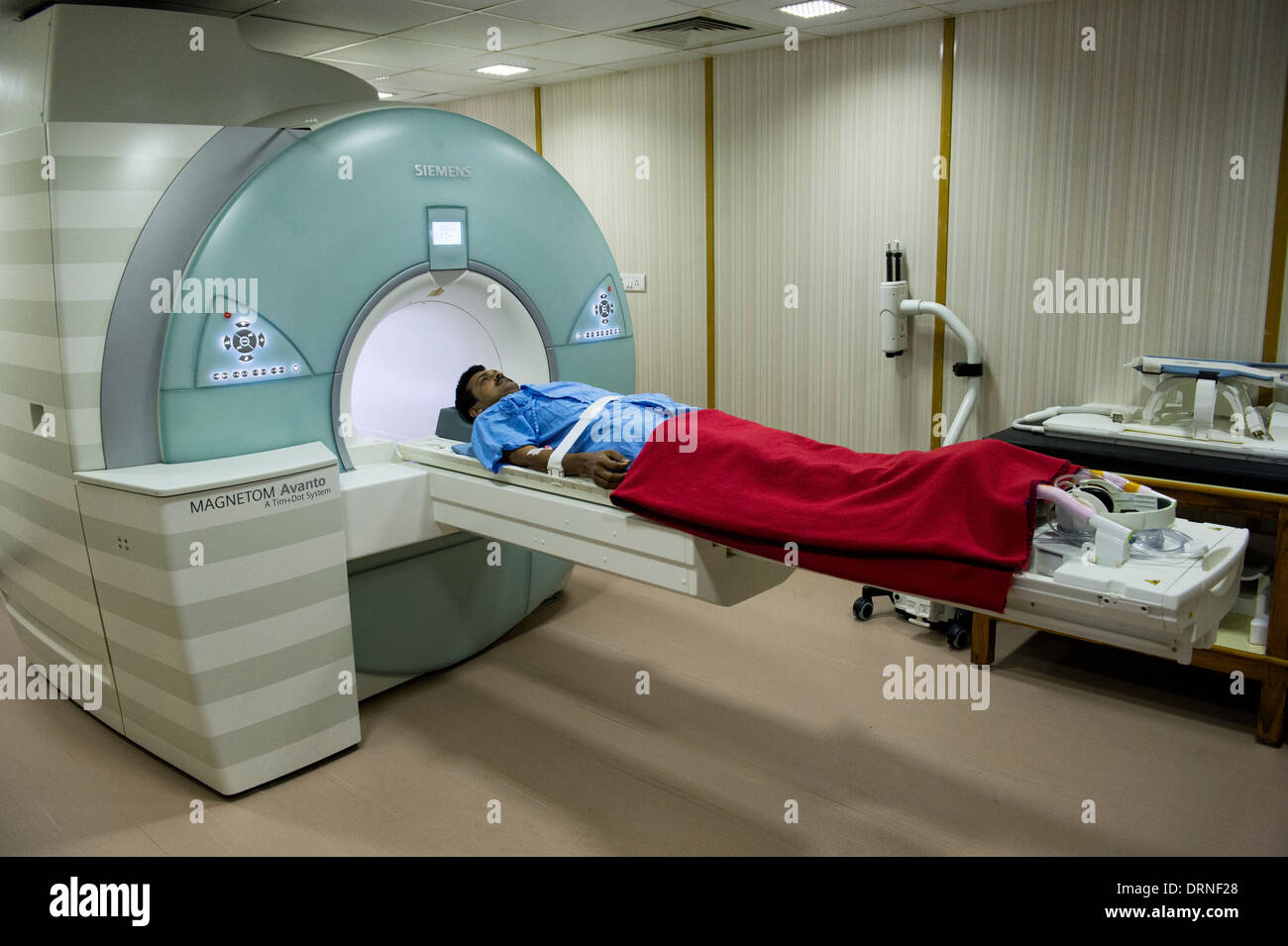 Scanner MRI e il paziente a Sathya Sai Baba Super Specialty hospital. Puttaparthi, Andhra Pradesh, India Foto Stock
