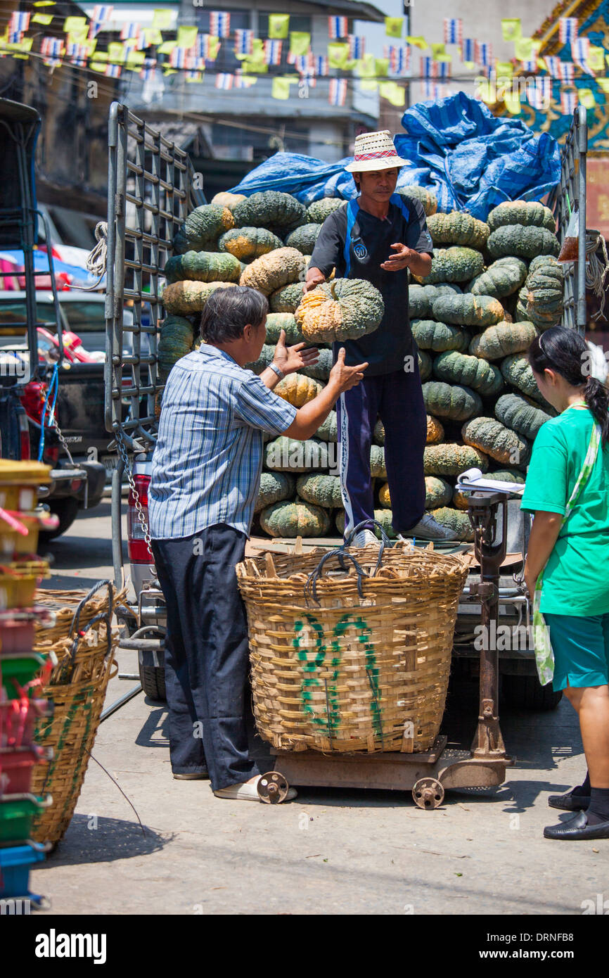 Verdure scarico presso il magazzino a Bangkok, in Thailandia Foto Stock