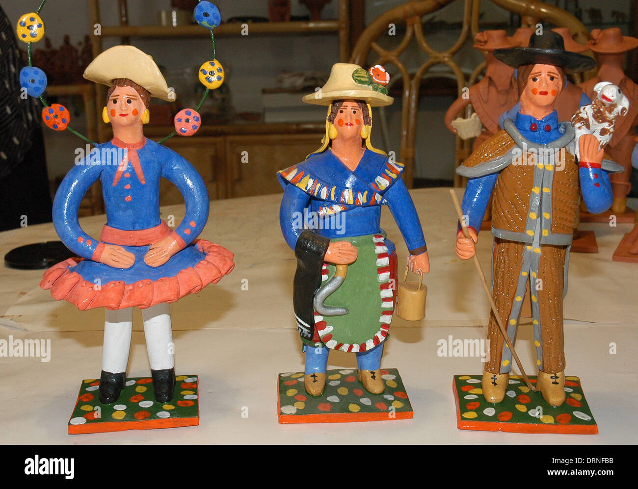 Artigianato. Bonecos di Estremoz. Figure di ceramica in rappresentanza di diverse professioni. Il Portogallo. Foto Stock