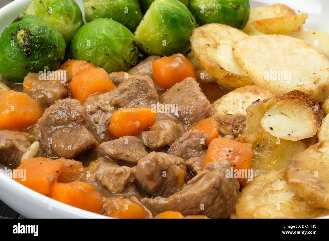 Tradizionale Lancashire hotpot close-up, fatta con pezzi di carne di agnello o di montone e casseroled con la carota e la cipolla in una salsa. Foto Stock