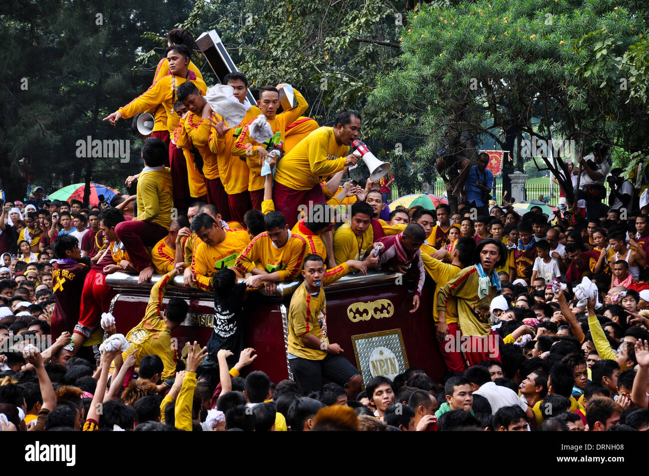 Devoti cattolici prendono parte all'annuale gran processione del Nazareno nero a Manila. Foto Stock