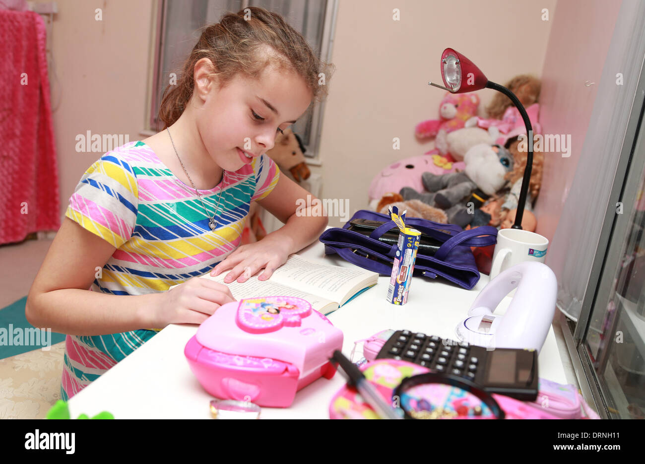 10 anno vecchia ragazza facendo il suo dovere Foto Stock