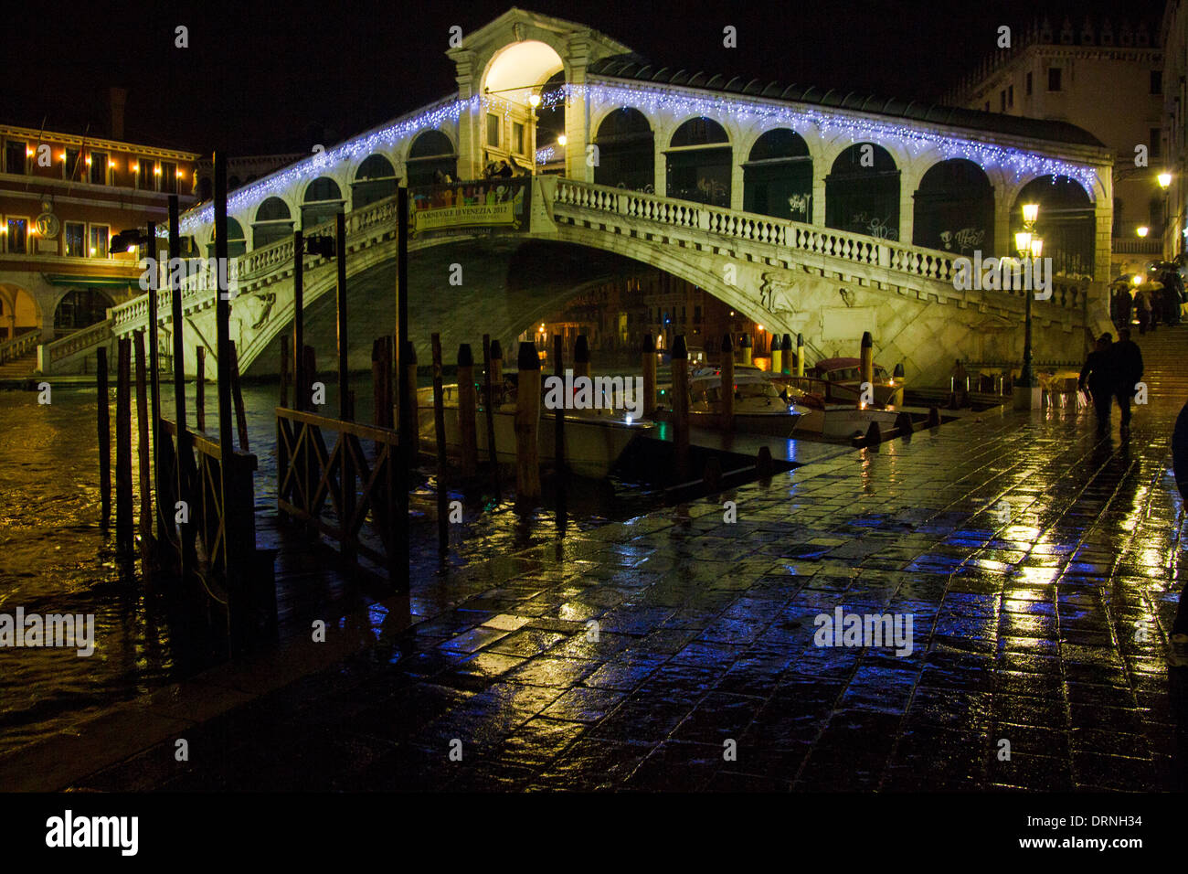 Il ponte di Rialto, Venezia, scattata di notte dopo una doccia a pioggia durante il carnevale di Venezia. Foto Stock