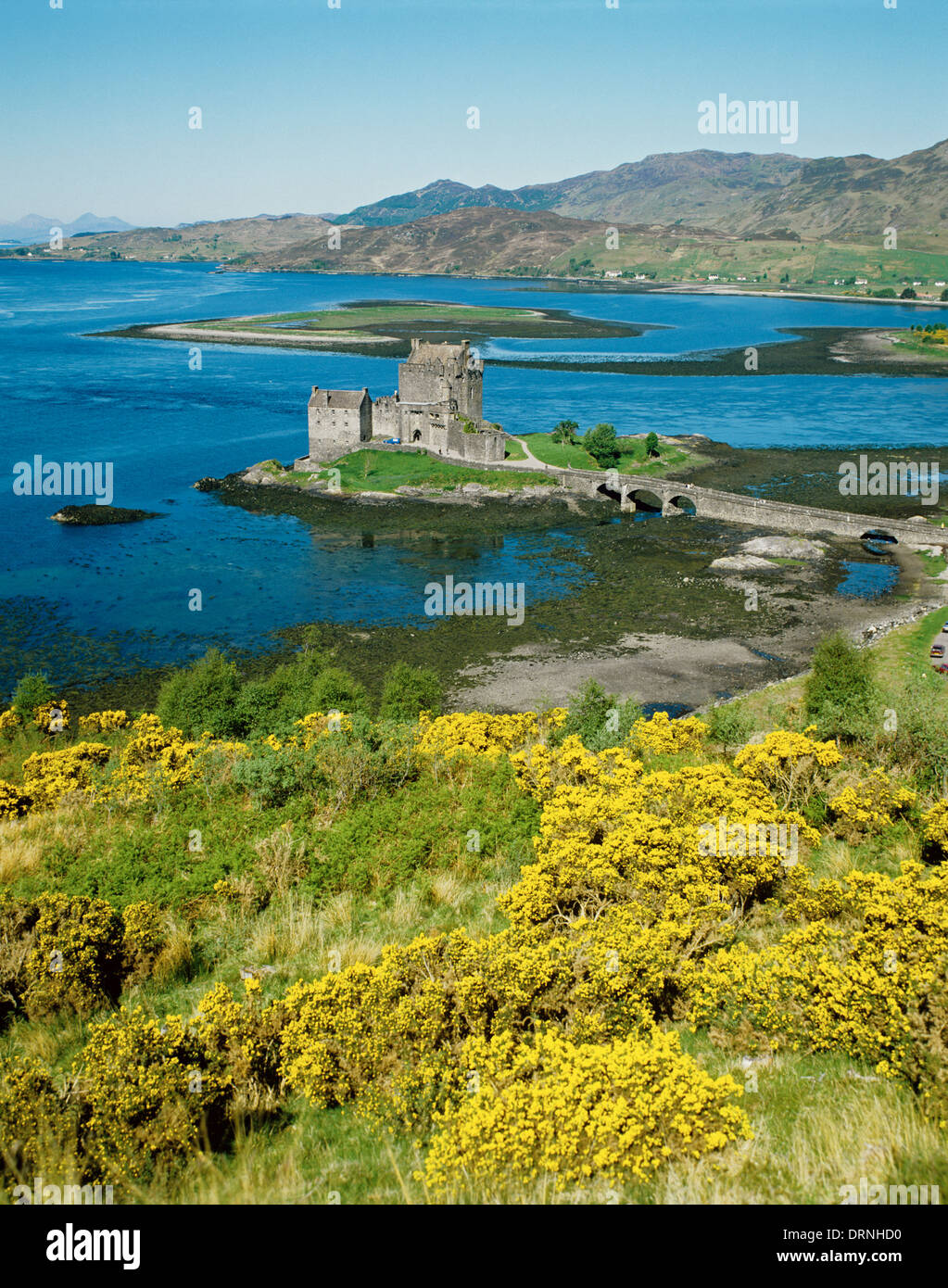Regno Unito; la Scozia; Eilen castello sull isola con il ponte e le acque circostanti; Foto Stock