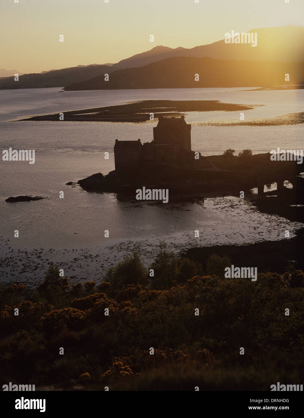 Regno Unito; la Scozia; Eilen Castle al tramonto con le acque circostanti. Foto Stock