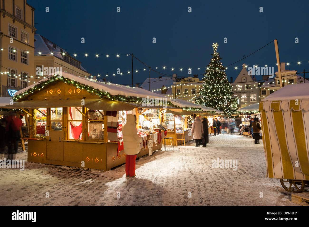 Mercatino di Natale in piazza del municipio nella Città Vecchia di Tallinn, Estonia Foto Stock