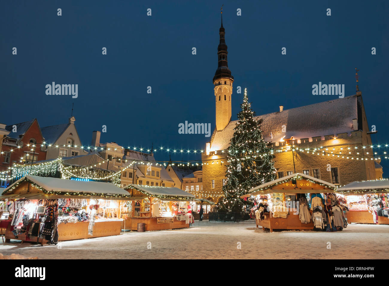 Mercatino di Natale in piazza del municipio nella Città Vecchia di Tallinn, Estonia Foto Stock