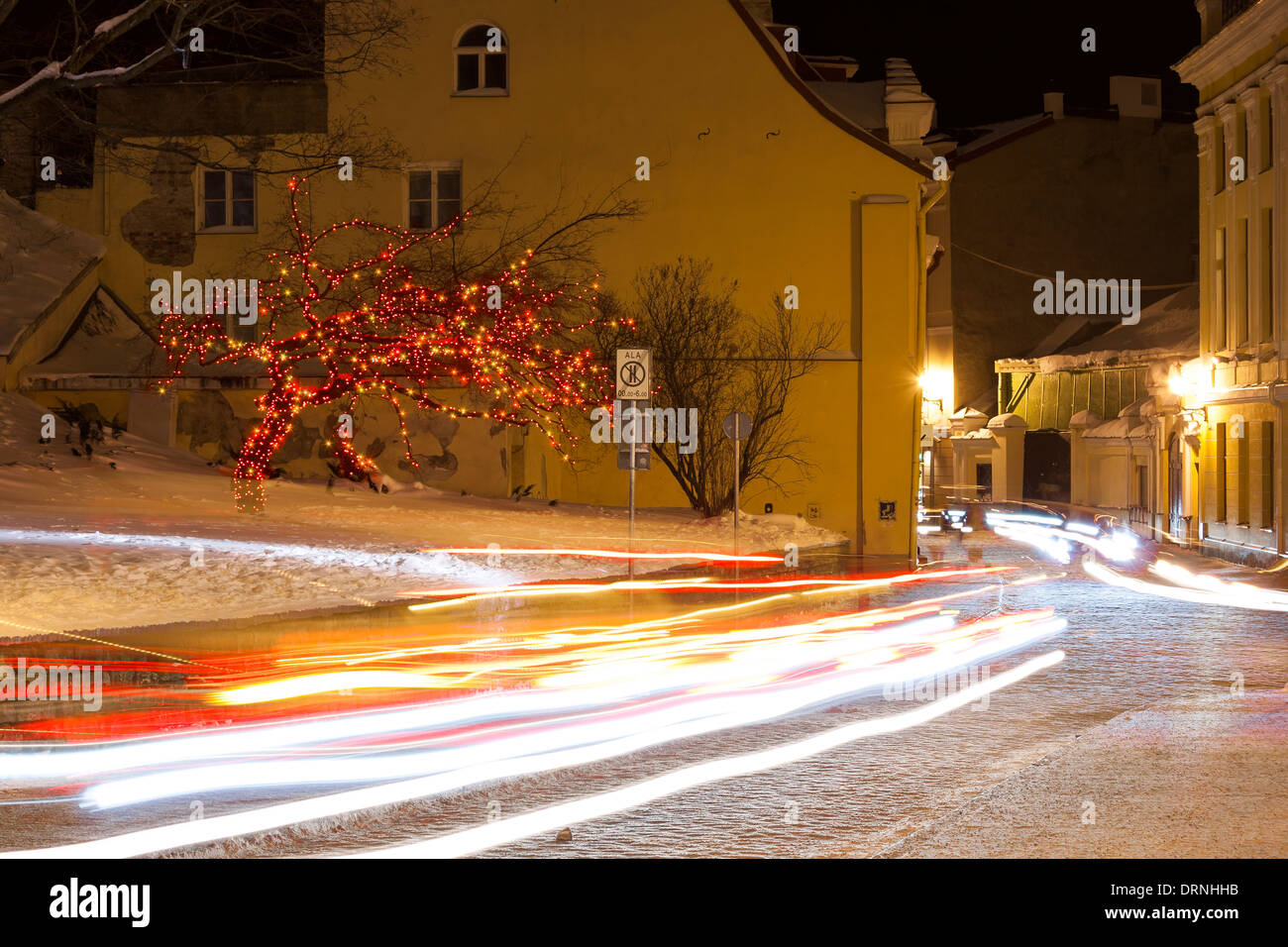 Auto sentieri di luce per le strade della Città Vecchia di Tallinn, Estonia Foto Stock