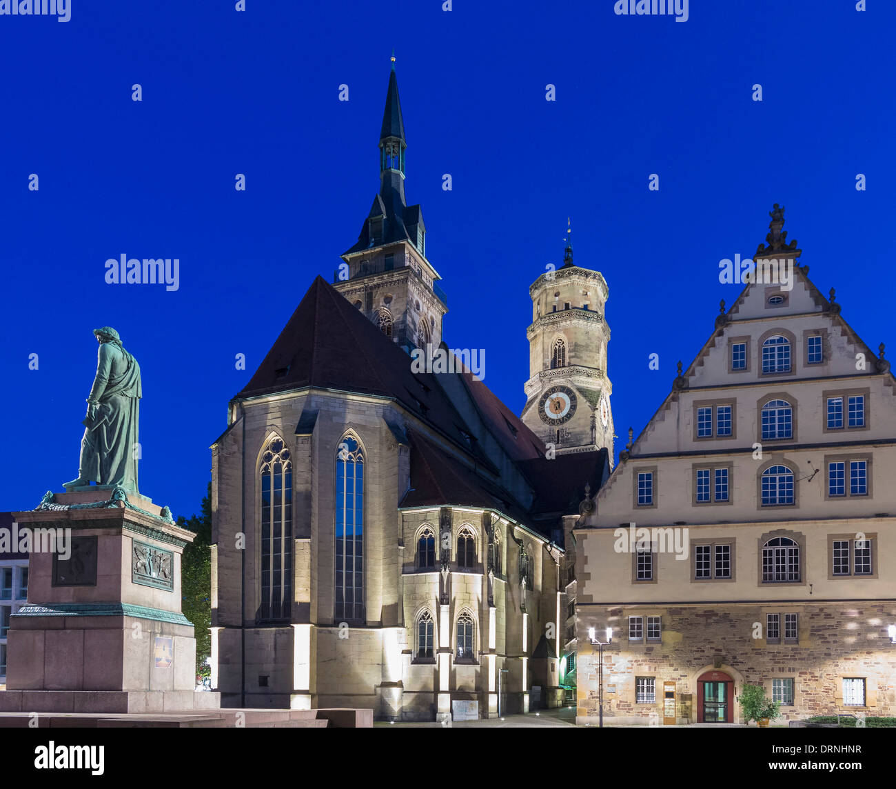 Schillerplatz, Stuttgart, Germania, Europa con la statua di Schiller e la chiesa Stiftskirche Foto Stock