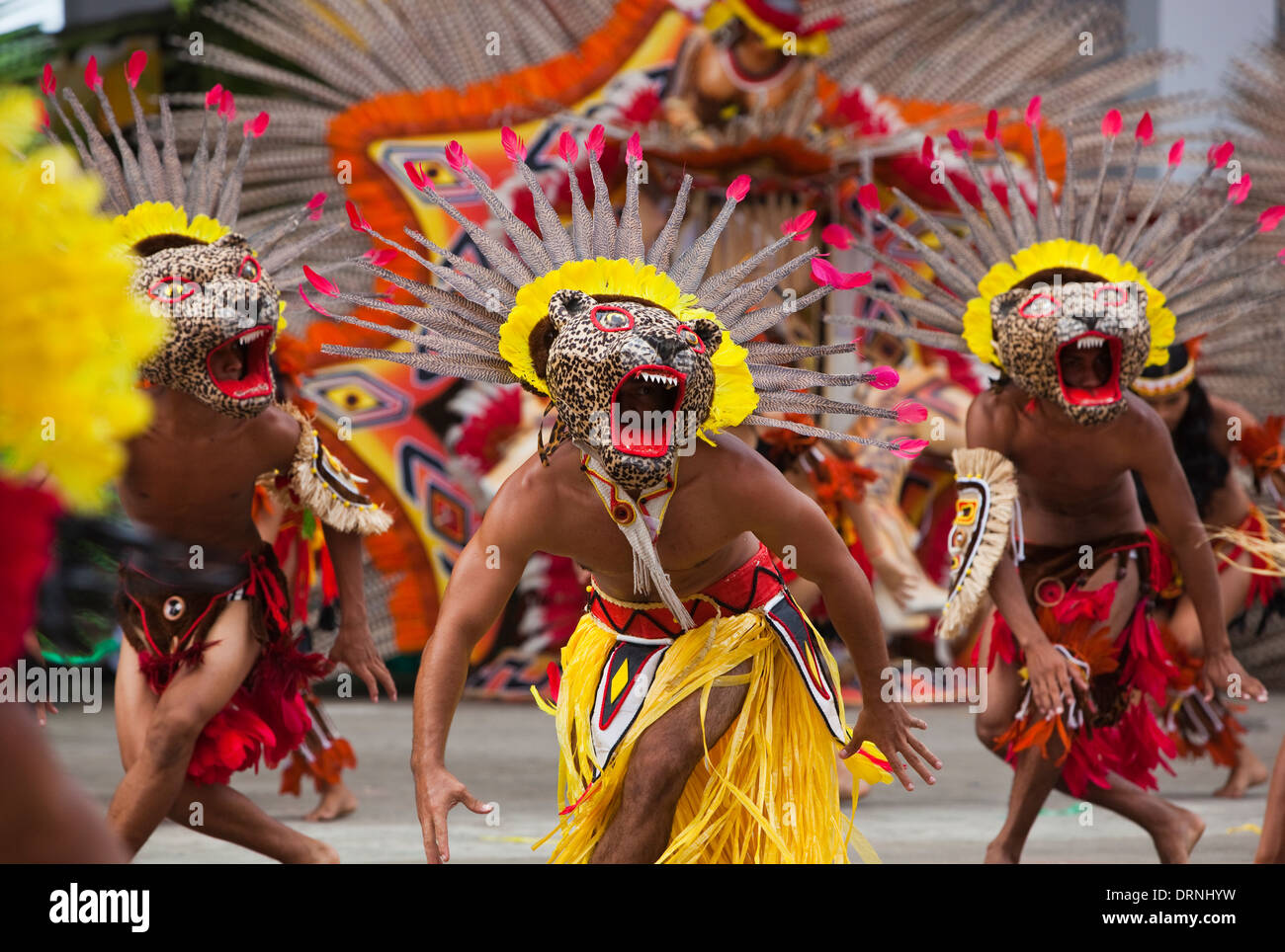 Gli uomini Jaguar ballerini effettuando al Boi-Bumba annuale Festival di Parintins Amazzonia Brasile Foto Stock