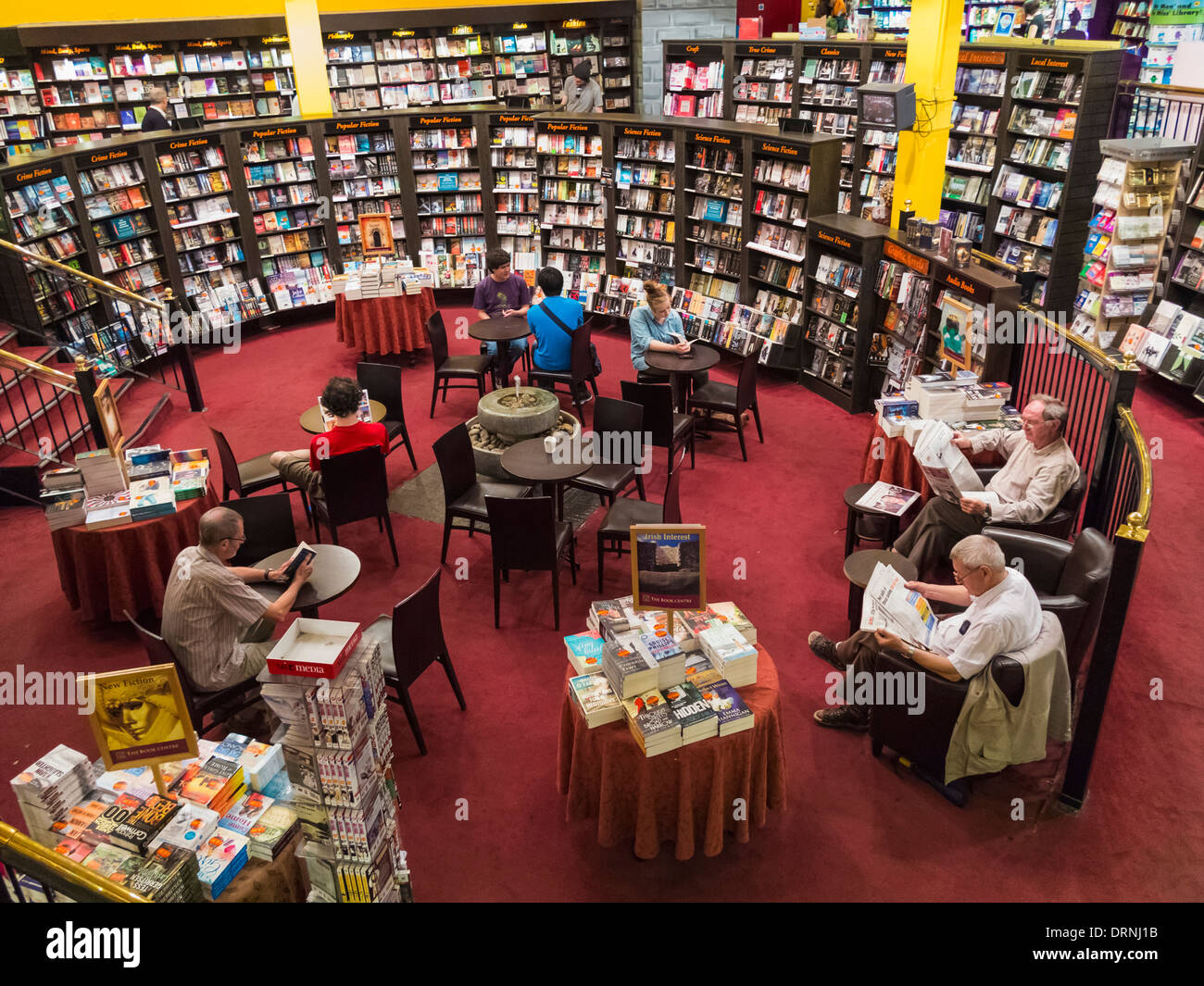 Libreria con gente che legge a Waterford, Repubblica d'Irlanda, Europa Foto Stock