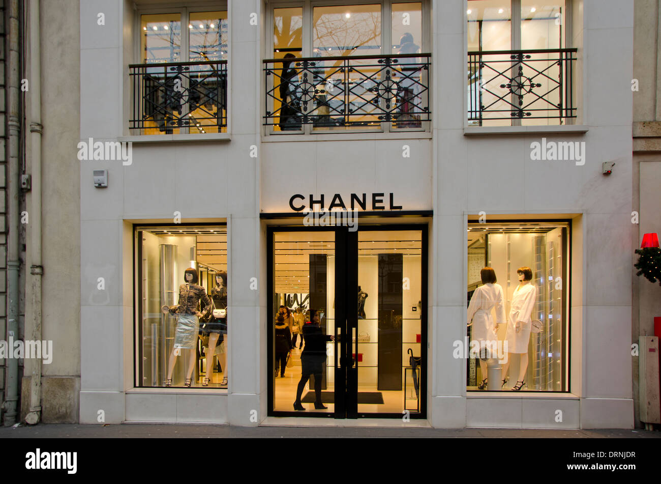 Facciata di un negozio Chanel, negozio di Parigi, Francia Foto stock - Alamy