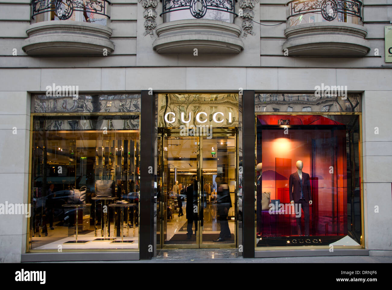 Facciata di una moda italiana Gucci store, il negozio a Parigi Francia Foto Stock
