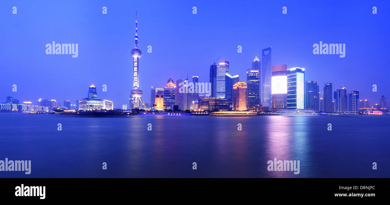 Vista notturna di Shanghai Foto Stock