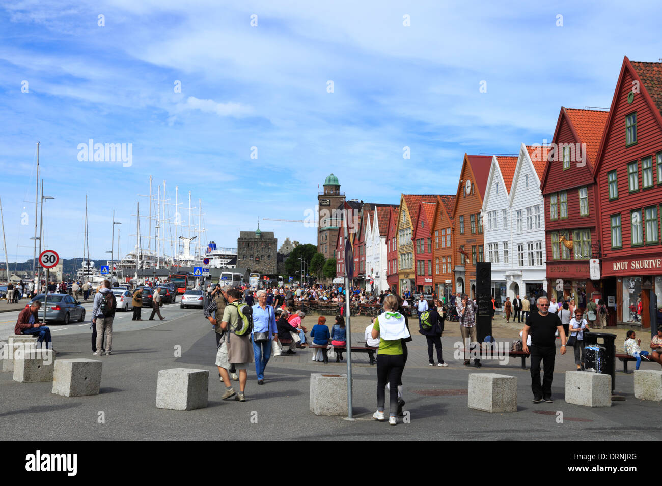 La gente di visitare il famoso Hanseatic wharf chiamato Bryggen a Bergen, Norvegia, durante l'estate. Foto Stock