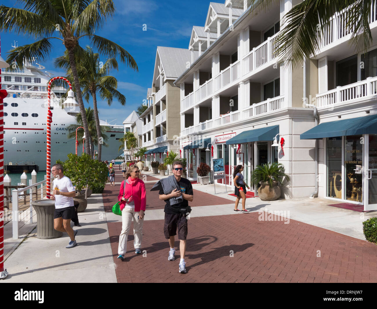 I turisti a Key West, Florida, Stati Uniti d'America con una nave da crociera attraccata dietro Foto Stock