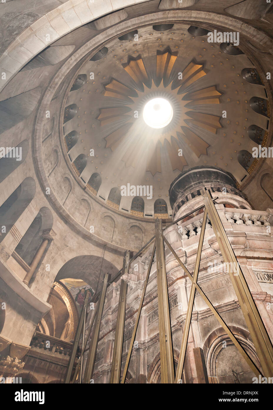 Chiesa del Santo Sepolcro lucernario e tomba rotunda a Gerusalemme Foto Stock