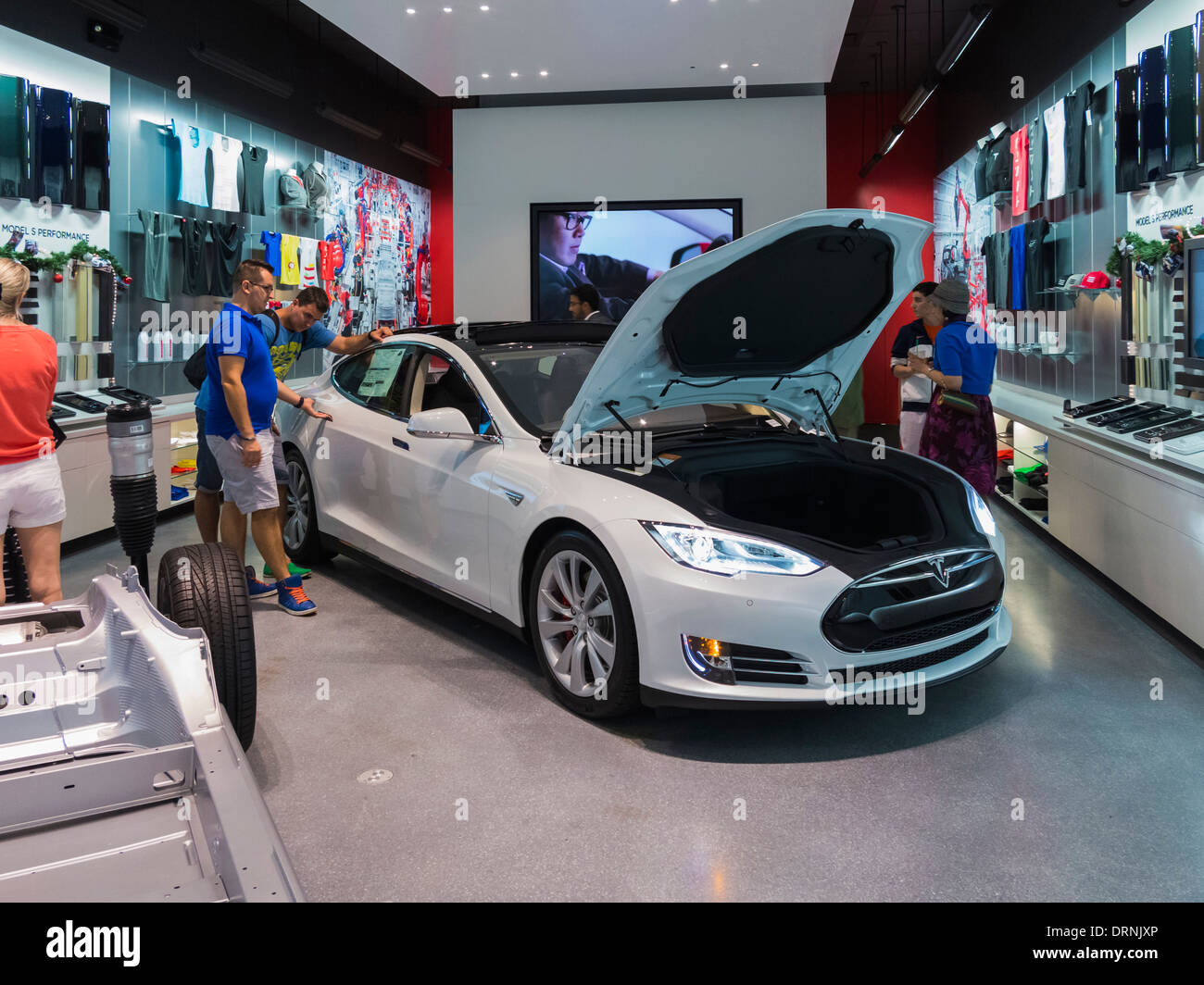 Una Tesla auto elettrica showroom con Tesla auto, Miami, Florida, Stati Uniti d'America Foto Stock