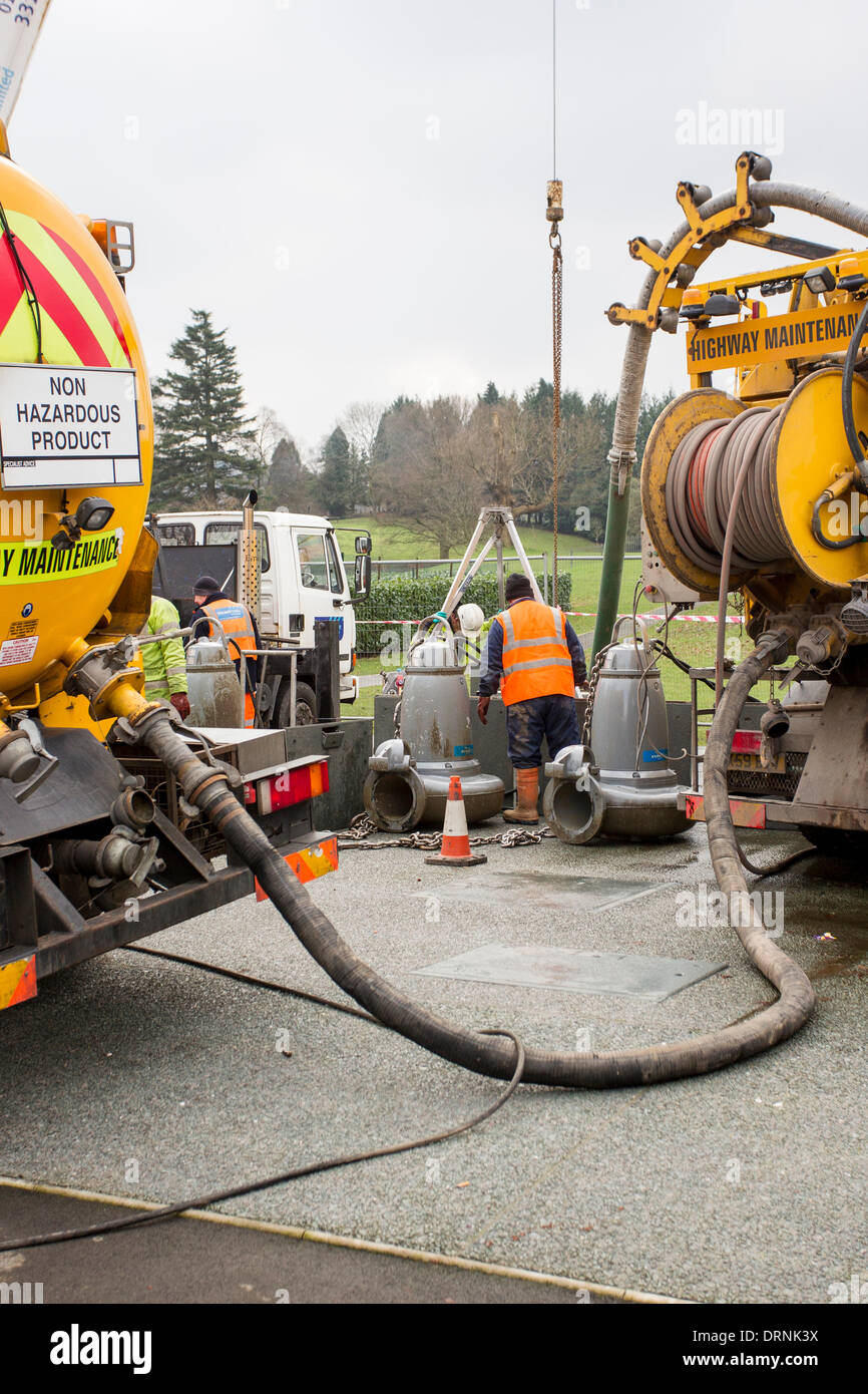 Lago di Windermere, Cumbria, Regno Unito. 30 gen 2014. Pompa acqua - manutenzione della protezione dalle inondazioni programma - Pompe essendo portato alla superficie per cancellarli di rifiuti di grasso e olio - lavato nel sistema locale da hotels & ristoranti e case - Credito: Shoosmith raccolta/Alamy Live News Foto Stock