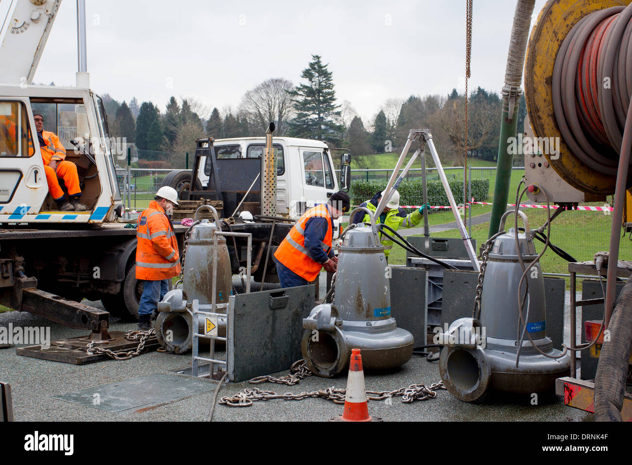 Lago di Windermere, Cumbria, Regno Unito. 30 gen 2014. Pompa acqua - manutenzione della protezione dalle inondazioni programma - Pompe essendo portato alla superficie per cancellarli di rifiuti di grasso e olio - lavato nel sistema locale da hotels & ristoranti e case - Credito: Shoosmith raccolta/Alamy Live News Foto Stock